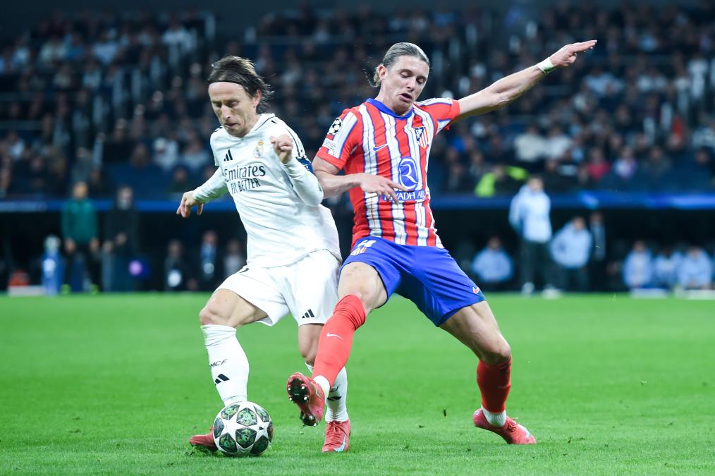 九游游戏中心-皇马主场大捷，球员赛后激动庆祝胜利，会员只有投资.