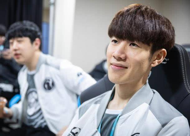 九游客户端-TheShy重返赛场，反败为胜首场状态出色，G2观众沸腾！